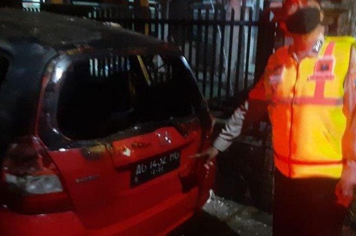 Honda Jazz diserbu api saat diparkir di garasi