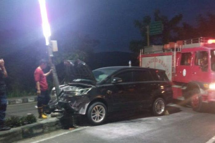 Toyota Kijang Innova Reborn Kadin Kominfo Sidrap hajar tiang lampu PJU hingga remuk di kota Parepare, Sulawesi Selatan