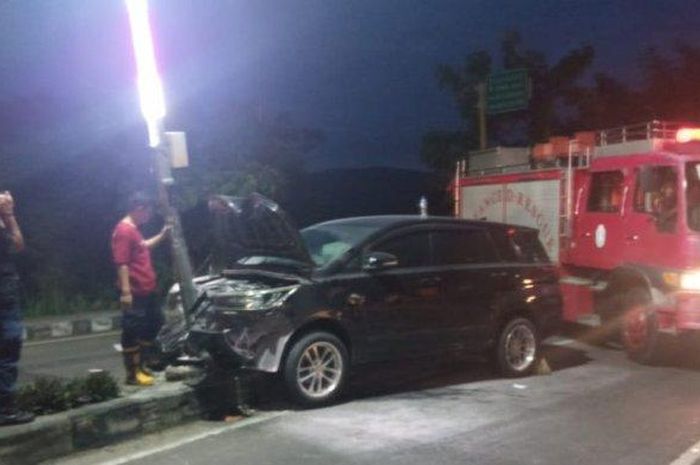Toyota Kijang Innova Reborn Kadin Kominfo Sidrap hajar tiang lampu PJU hingga remuk di kota Parepare, Sulawesi Selatan