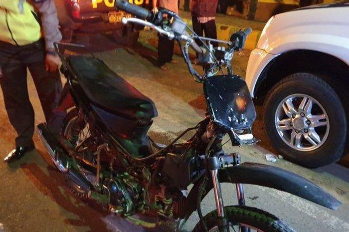 Suami dan anak saksikan sang istri juga ibu tewas dalam kecelakaan. Sopir pikap penabrak kabur