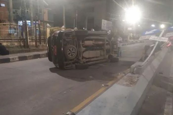 Toyota Kijang Innova terguling di flyover simpang Polda Sumsel