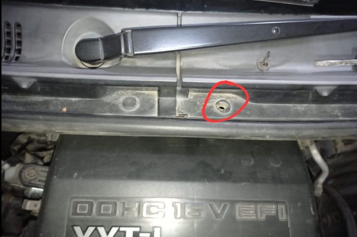 Jangan cuek bila mendapati ada cowl clip pada cover plastik di ruang mesin (lihat bagian yang dilangkari) lepas atau tidak terpasang