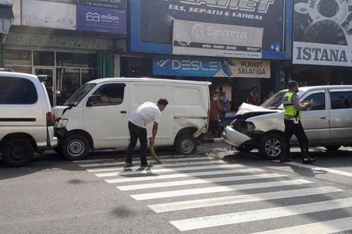 Bodi Daihatsu Gran Max dan Espass berubah bentuk usai ditumbuk Toyota Kijang Kapsul dari belakang di Jl Jenderal Sudirman, kota Salatiga, Jawa Tengah