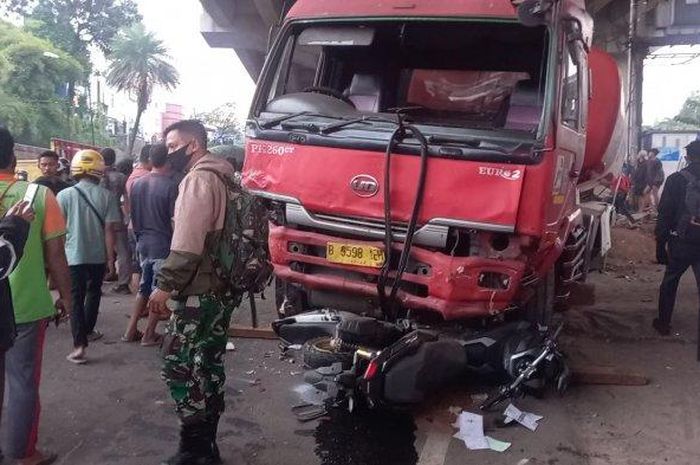 Truk Pertamina gilas beberapa motor dan mobil di jalan alternatif Transyogi, Jatirangga, Jatisampurna, Bekasi