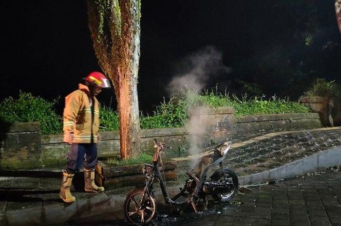 Yamaha Mio cuma tersisa rangka, pelek dan mesin usai terbakar hebat saat akan dinyalakan