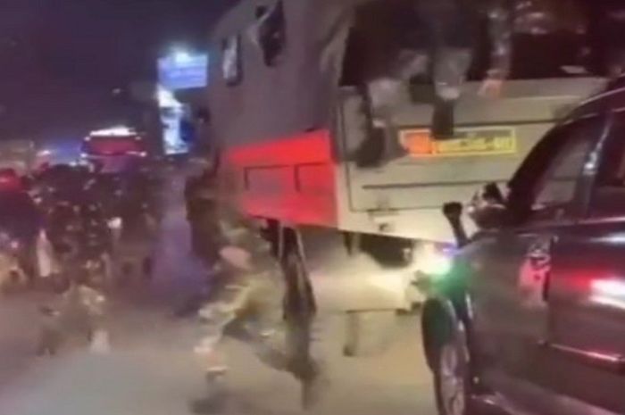 Momen saat anggota TNI dua truk yang hendak menolong anggota Danyonif 310/Kidang Kencana lainnya.