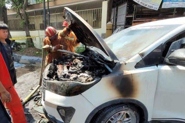 Petugas UPT PMK Kota Malang saat melakukan pemadaman Toyota Innova Venturer yang terbakar, Selasa (19/07)