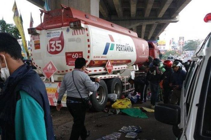 Kecelakaan beruntun di Jalan Alternatif Cibubur, Senin (18/7/2022). Kecelakaan ini melibatkan truk Pertamina dan sejumlah motor.