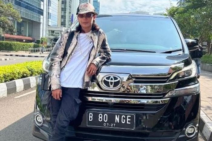 Bonge Citayam saat berpose bareng Toyota Vellfire hasil kerja keras, ternyata harga mobil bekasnya masih mahal loh.