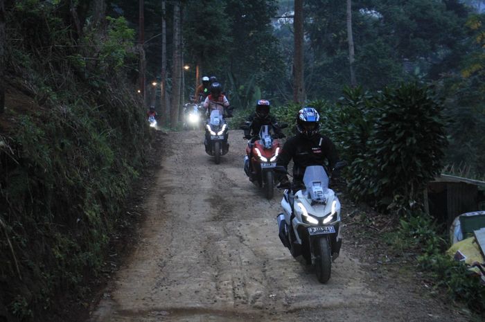 Honda ADV160 dipakai di jalanan pedesaan