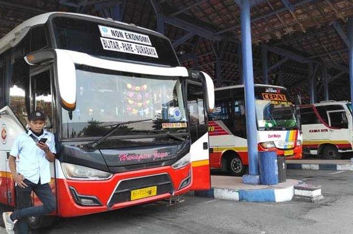 Penumpang bus jarak jauh di Petugas di Terminal Tipe A Patria Blitar wajib tes PCR.