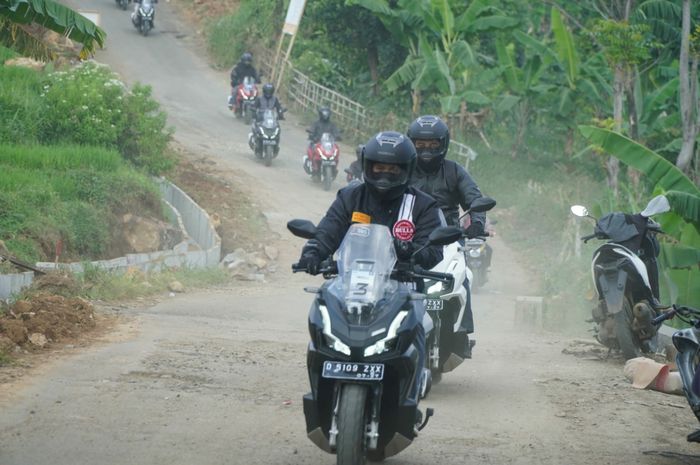 ilustrasi : Honda ADV 160 saat diuji coba di jalan yang tidak rata. di Sumut harganya nyaris Rp 40 juta.