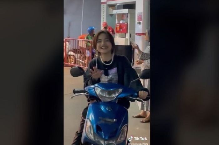 tangkap layar Jeje Slebew saat kepergok ngisi bensin di SPBU naik Yamaha Mio Smile.