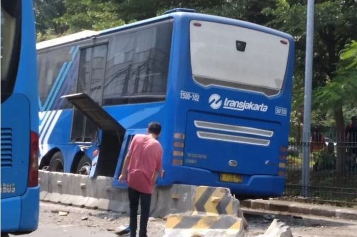 Bus Transjakarta terlibat kecelakaan, bodi nyangkut separator