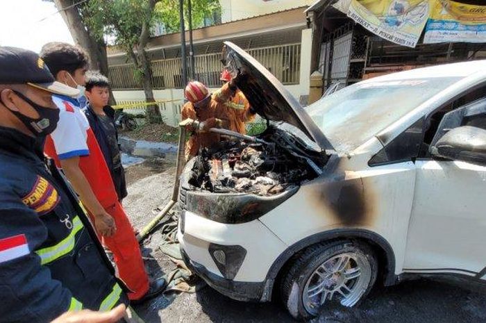 Toyota Innova Venturer yang terbakar saat ditinggal pemilik permak baju di Jl Puncak Yamin, Sukun, kota Malang, Jawa Timur