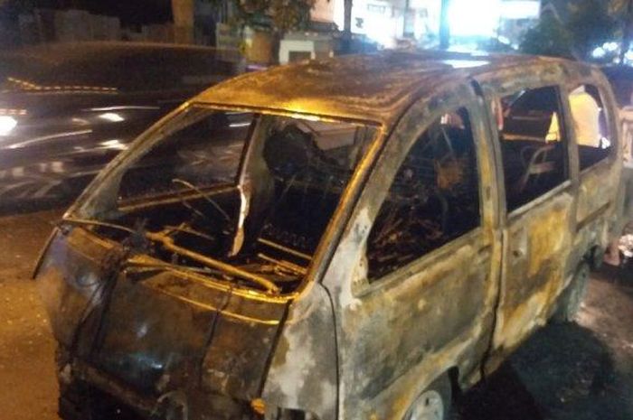 Daihatsu Espass jadi bangkai setelah terbakar di Jl Jamin Ginting, Medan Taruntung, kota Medan usai keluar pom bensin, saksi dengar ledakan