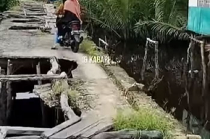 Kondisi jembatan banyak lubang yang berada di Indragiri Hilir, Provinsi Riau, Pulau Sumatera.