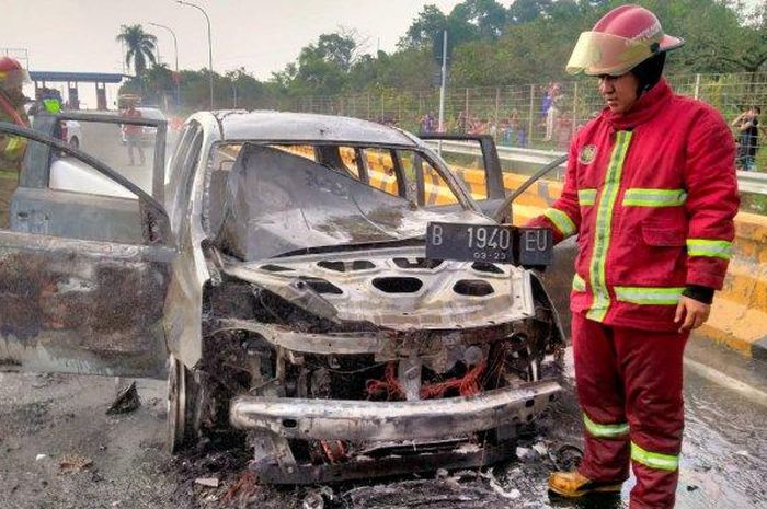 Nissan Grand Livina jadi rongsokan di ruas tol Jagorawi yang diawali keluar asap dari area mesin