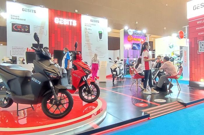 Booth motor listrik Gesits di PEVS 2022 
