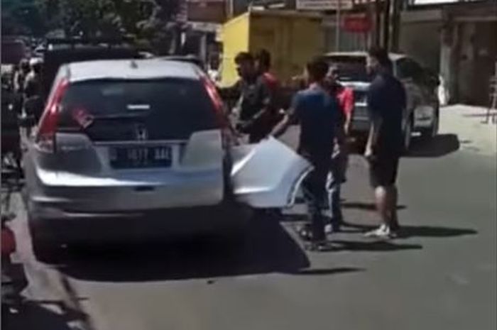 Warga menendang dan memukuli Honda CR-V yang jadi penyebab tabrakan beruntun 17 kendaraan dan satu gerobak bakso di Pasirkoja, kota Bandung, Jawa Barat