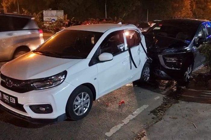 Kondisi Honda Brio yang ditabrak dari belakang Mitsubishi Xpander di Jalan Griya Utama, Tanjung Priok Rabu (21/7/2022) malam.