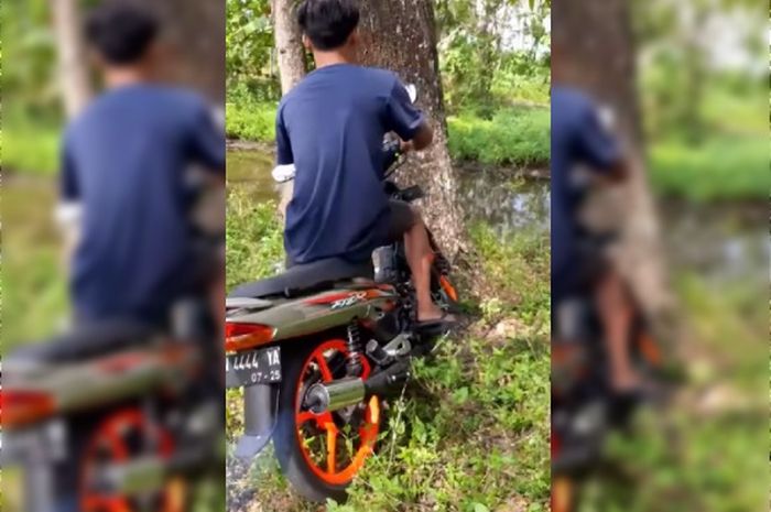 Tangkapan layar video ulah iseng pemotor Yamaha F1ZR di bawah pohon kelapa.