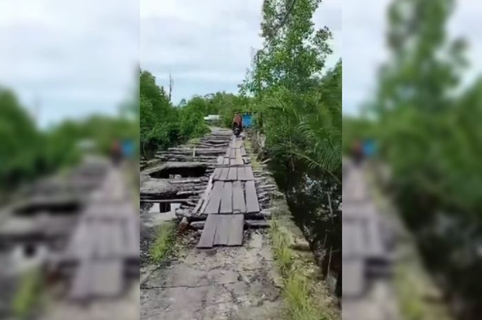 Rekaman kondisi jalan seram yang ada di Indragiri Hilir, Riau.