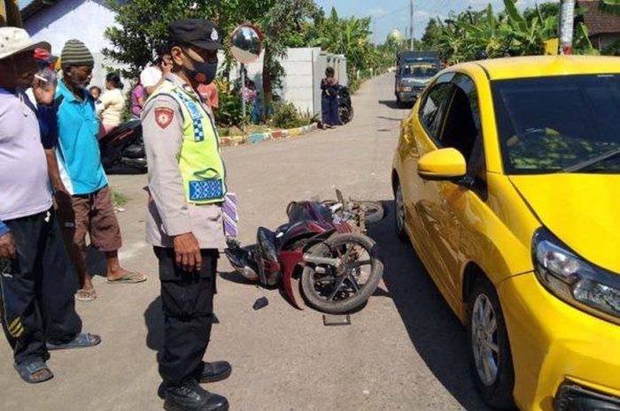 Kondisi dua kendaraan yang terlibat kecelakaan di Jalan Desa Pohijo Kecamatan Margoyoso, Kabupaten Pati, Jumat (22/7/2022). Kejadian tersebut seorang bocah tewas.  