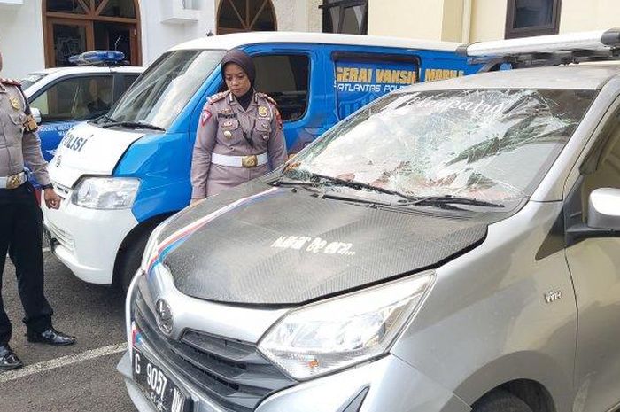 Barang bukti Toyota Calya yang menusuk empat anggota Polisi Polres Pekalongan saat jalan sehat di Jl Tengku Umar, desa Tanjungsari, Kajen, Pekalongan