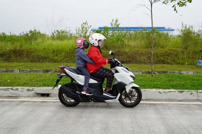 Ilustrasi membonceng anak kecil