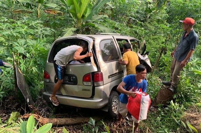 Daihatsu Espass yang terjun ke jurang di Bojonggaling, Bantargadung, Sukabumi, Jawa Barat