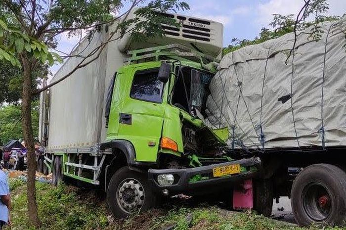 Kondisi truk yang menabrak truk sedang parkir, hingga sopir tergencet bodi truk, di jalan nasional Lamongan Sabtu (23/7/2022)
