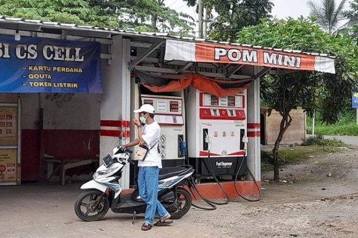 Warga Desa Cibadak, Kecamatan Sukamakmur, Kabupaten Bogor, membuka usaha Pom Mini karena fasilitas umum di desanya jauh, Jumat (22/7/2022) 