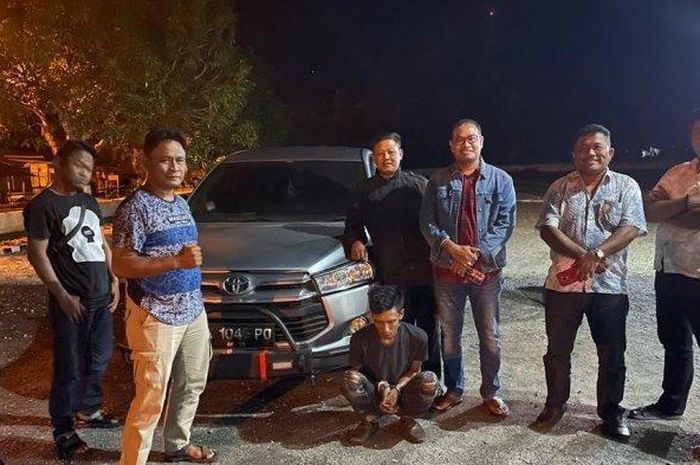 Anggota Polsek Perdagangan usai berhasil meringkus pelaku maling Toyota Kijang Innova (jongkok) 
