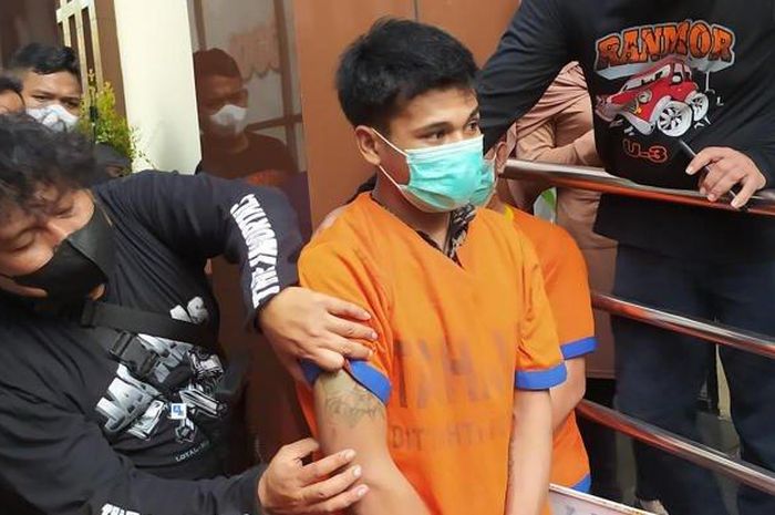 Sobirin (25), pelaku pencurian motor yang empat kali ditembus timah panas tapi tetap bisa kabur, bisa selamat bukan karena jimat tapi ada hal lain.