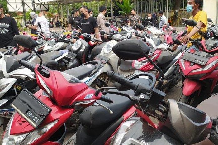 Barang bukti 51 motor malingan dari tangan pelaku dan penadah inisial SO dan WA yang batal foya-foya
