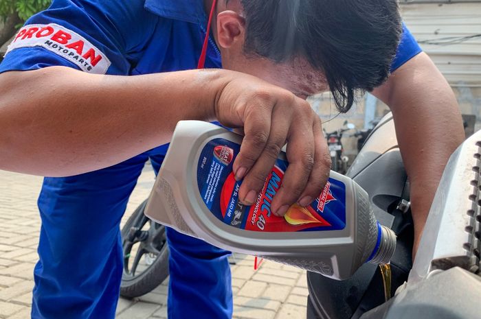 Federal Oil kerja sama dengan Proban bikin program spesial ganti oli dan ban untuk kurir paket JNE  