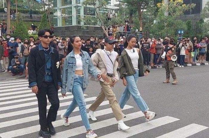 Fenomena Citayam Fashion Week yang melakukan catwalk di zebra cross disebut polisi melanggar UU Lalu Lintas.