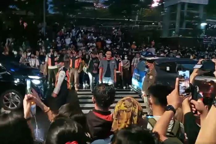 Video petugas tertibkan Citayam Fashion Week yang bikin macet kawasan Dukuh Atas, Jakarta Pusat.