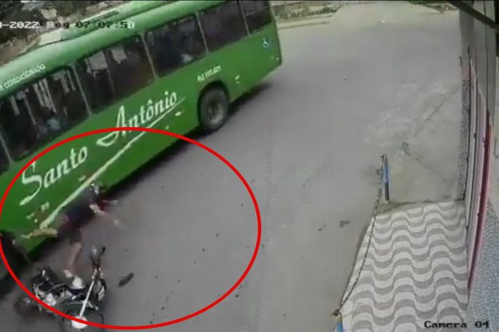 Kecelakaan motor dan bus yang terjadi di Belford Roxo, Rio de Janeiro, Brasil ini viral di media sosial.