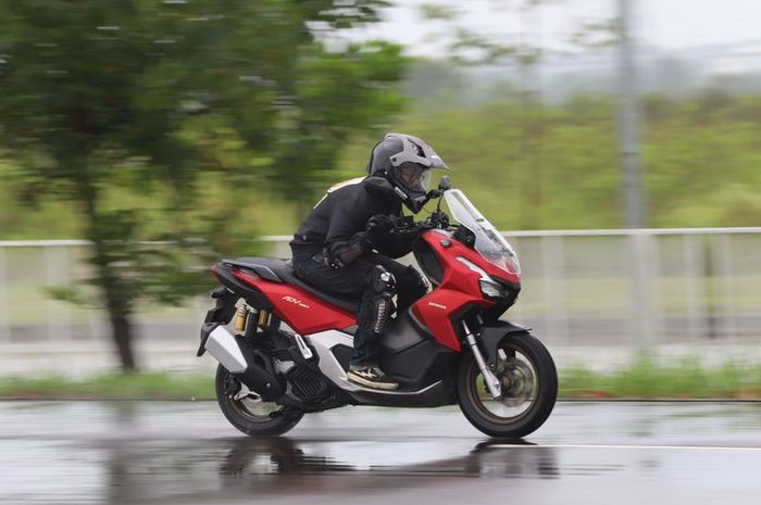 Test ride Honda ADV 160 di fasilitas safety riding AHM di Cikarang, Jawa Barat.(Foto: AHM) 
