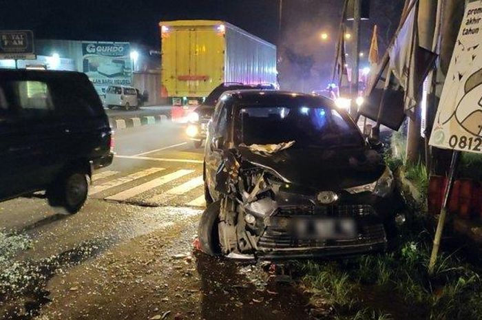 Kecelakaan truk muat minyak kemasan di Perempatan JLS Candran