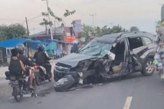Chevrolet Captiva terburai, bodi kiri teriris, roda putus dan pintu tercabut usai hajar truk parkir di Bypass Air Pacah, Koto Tangah, kota Padang, Sumatera Barat