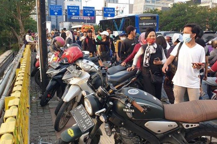 Parkir motor liar yang menggagahi trotoar di kawasan Dukuh Atas, Jakarta Pusat