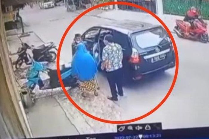 Rekaman CCTV saat seorang nenek ditipu rampok necis bawa Toyota Avanza bermodus kasih amplop sumbangan di Koja, Jakarta Utara
