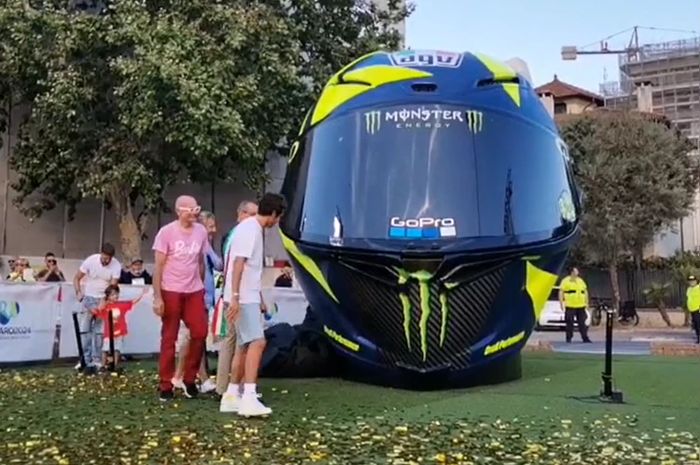 Ikon helm AGV milik Valentino Rossi yang ada di Piazzale D'Annunzio, Pesaro, Italia.