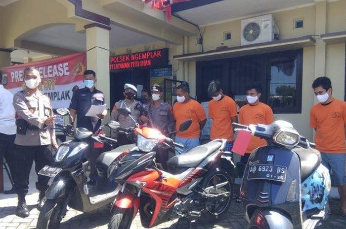 Kapolsek Ngemplak AKP Haryanto menunjukkan keempat pelaku berikut barang bukti kejahatan pencurian sepeda motor di Mapolsek Ngemplak, Senin (25/7/2022) 