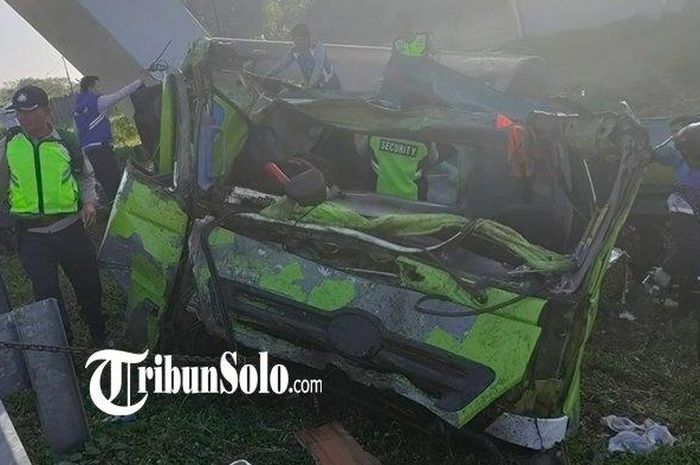 Kondisi salah satu truk rakitan Mitsubishi yang menghantam besi pembatas jalan hingga ringsek