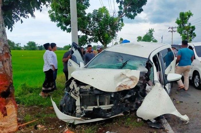 Daihatsu Xenia yang dibawa PNS dan pegawai honorer tumbuk pohon di Glumpang Tiga, Pidie, Aceh