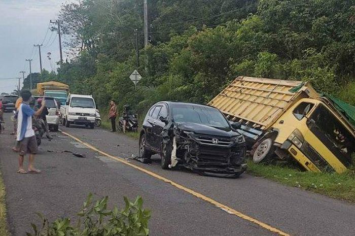 Kecelakaan terjadi di ruas Jalan Muntok Pangkalpinang, tepatnya lewat tikungan S, Desa Airlimau, Kecamatan Muntok, Bangka Barat, Selasa (26/7/2022) sore. 